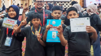 Perwakilan SD UMP sukses membawa pulang medali emas untuk kategori Creative MRT & Coding AI. Indonesia Youth Robotic Association (IYRA) selaku penyelenggara menggelar kompetisi bergengsi tersebut pada 17 Mei 2026 di YARSI University, Jakarta.