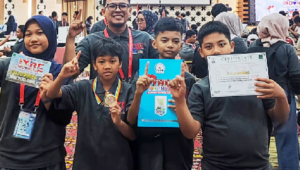 Perwakilan SD UMP sukses membawa pulang medali emas untuk kategori Creative MRT & Coding AI. Indonesia Youth Robotic Association (IYRA) selaku penyelenggara menggelar kompetisi bergengsi tersebut pada 17 Mei 2026 di YARSI University, Jakarta.