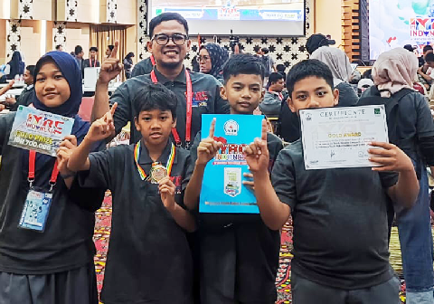 Perwakilan SD UMP sukses membawa pulang medali emas untuk kategori Creative MRT & Coding AI. Indonesia Youth Robotic Association (IYRA) selaku penyelenggara menggelar kompetisi bergengsi tersebut pada 17 Mei 2026 di YARSI University, Jakarta.