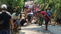 Warga Dusun 5 Limus, Desa Karangbawang, Kecamatan Rembang, Kabupaten Purbalingga bahu-membahu memperbaiki akses jalan vital.