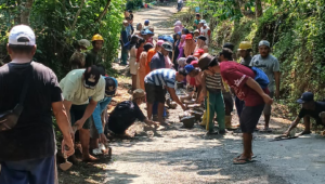 Warga Dusun 5 Limus, Desa Karangbawang, Kecamatan Rembang, Kabupaten Purbalingga bahu-membahu memperbaiki akses jalan vital.