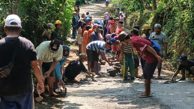 Warga Dusun 5 Limus, Desa Karangbawang, Kecamatan Rembang, Kabupaten Purbalingga bahu-membahu memperbaiki akses jalan vital.