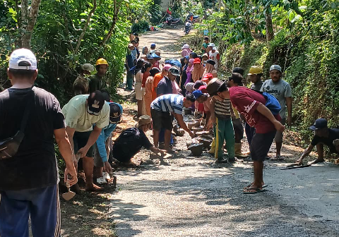 Warga Dusun 5 Limus, Desa Karangbawang, Kecamatan Rembang, Kabupaten Purbalingga bahu-membahu memperbaiki akses jalan vital.