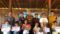Ketua Komunitas pegiat seni rupa dan budaya Wongso Art Purbalingga, Yuli Hartono berfoto Bersama para juara dan juri lomba mewarnai lomba mewarnai bagi anak RA/TK/BA di Warung Juguran, Desa Purbayasa, Padamara, Purbalingga, Minggu 25 Mei 2026.