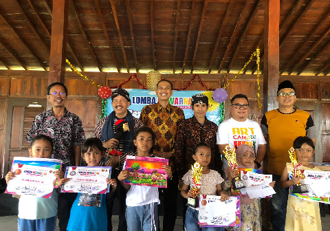 Ketua Komunitas pegiat seni rupa dan budaya Wongso Art Purbalingga, Yuli Hartono berfoto Bersama para juara dan juri lomba mewarnai lomba mewarnai bagi anak RA/TK/BA di Warung Juguran, Desa Purbayasa, Padamara, Purbalingga, Minggu 25 Mei 2026. Ketua Komunitas pegiat seni rupa dan budaya Wongso Art Purbalingga, Yuli Hartono berfoto Bersama para juara dan juri lomba mewarnai lomba mewarnai bagi anak RA/TK/BA di Warung Juguran, Desa Purbayasa, Padamara, Purbalingga, Minggu 25 Mei 2026.