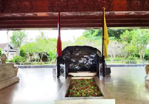 Bung Karno meninggalkan warisan ideologis yang sangat kokoh, termasuk Pancasila yang hingga kini menjadi pemersatu keberagaman Indonesia. Bung Karno meninggalkan warisan ideologis yang sangat kokoh, termasuk Pancasila yang hingga kini menjadi pemersatu keberagaman Indonesia.