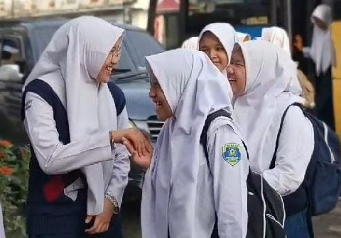 Murid SMP merayakan kelulusan dengan sederhana. Foto Ilustrasi
