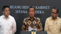 Sekretaris Kabinet Teddy Indra Wijaya dan Kepala Badan Komunikasi Pemerintah (Bakom) Muhammad Qodari, saat taklimat bersama wartawan di Ruang Sidang Kabinet, Selasa 2 Juni 2026. Sumber Foto: Sekretariat Presiden