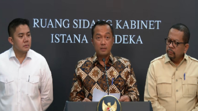 Sekretaris Kabinet Teddy Indra Wijaya dan Kepala Badan Komunikasi Pemerintah (Bakom) Muhammad Qodari, saat taklimat bersama wartawan di Ruang Sidang Kabinet, Selasa 2 Juni 2026. Sumber Foto: Sekretariat Presiden