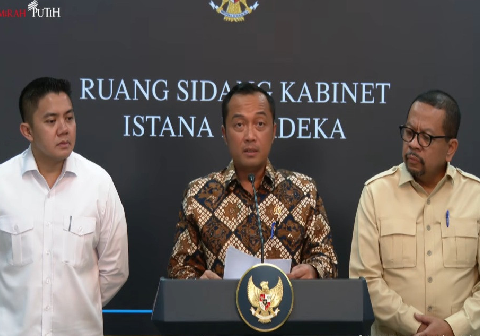 Sekretaris Kabinet Teddy Indra Wijaya dan Kepala Badan Komunikasi Pemerintah (Bakom) Muhammad Qodari, saat taklimat bersama wartawan di Ruang Sidang Kabinet, Selasa 2 Juni 2026. Sumber Foto: Sekretariat Presiden