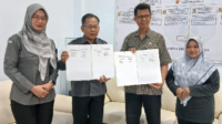 Ketua Bawaslu Kabupaten Purbalingga, Misrad dan Kepala SMA Negeri 2 Purbalingga, Nur Samsudin usai penandatanganan Memorandum of Understanding (MoU) serta Memorandum of Agreement (MoA) mengenai pengembangan Pendidikan Pengawasan Partisipatif, Selasa 9 Juni 2026.