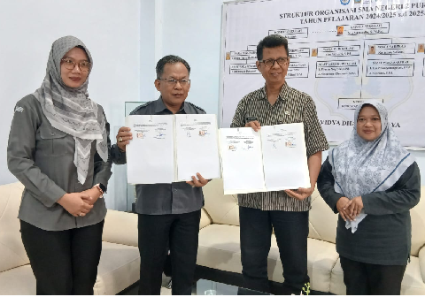 Ketua Bawaslu Kabupaten Purbalingga, Misrad dan Kepala SMA Negeri 2 Purbalingga, Nur Samsudin usai penandatanganan Memorandum of Understanding (MoU) serta Memorandum of Agreement (MoA) mengenai pengembangan Pendidikan Pengawasan Partisipatif, Selasa 9 Juni 2026.