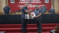 Bupati Purbalingga Fahmi Muhammad Hanif menyerahkan Raperda beserta Laporan Keuangan Pemerintah Daerah (LKPD) yang sudah melalui pemeriksaan BPK kepada Ketua DPRD Kabupaten Purbalingga HR Bambang Irawan, dalam Rapat Paripurna DPRD Kabupaten Purbalingga, Selasa 23 Juni 2026 Bupati Purbalingga Fahmi Muhammad Hanif menyerahkan Raperda beserta Laporan Keuangan Pemerintah Daerah (LKPD) yang sudah melalui pemeriksaan BPK kepada Ketua DPRD Kabupaten Purbalingga HR Bambang Irawan, dalam Rapat Paripurna DPRD Kabupaten Purbalingga, Selasa 23 Juni 2026