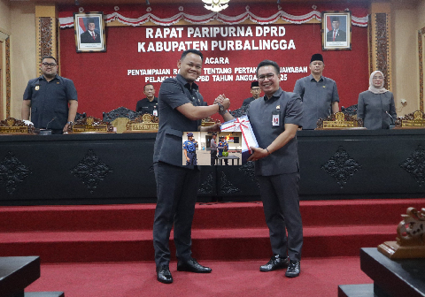 Bupati Purbalingga Fahmi Muhammad Hanif menyerahkan Raperda beserta Laporan Keuangan Pemerintah Daerah (LKPD) yang sudah melalui pemeriksaan BPK kepada Ketua DPRD Kabupaten Purbalingga HR Bambang Irawan, dalam Rapat Paripurna DPRD Kabupaten Purbalingga, Selasa 23 Juni 2026