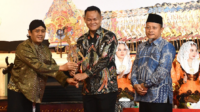 Bupati Purbalingga, Fahmi Muhammad Hanif bersama Ki Dalang Eko Suwaryo dan Kepala Desa Wanogara Wetan, Muhammad Akhyar Siarno saat Pentas Wayang Kulit dalam rangka Ruwat Bumi 2026 di Desa Wanogara Wetan, Kecamatan Rembang, Kamis malam 18 Juni 2026