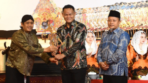 Bupati Purbalingga, Fahmi Muhammad Hanif bersama Ki Dalang Eko Suwaryo dan Kepala Desa Wanogara Wetan, Muhammad Akhyar Siarno saat Pentas Wayang Kulit dalam rangka Ruwat Bumi 2026 di Desa Wanogara Wetan, Kecamatan Rembang, Kamis malam 18 Juni 2026 Bupati Purbalingga, Fahmi Muhammad Hanif bersama Ki Dalang Eko Suwaryo dan Kepala Desa Wanogara Wetan, Muhammad Akhyar Siarno saat Pentas Wayang Kulit dalam rangka Ruwat Bumi 2026 di Desa Wanogara Wetan, Kecamatan Rembang, Kamis malam 18 Juni 2026