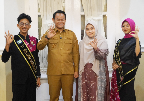 Labib Mubarok dan Nuri Maulida, Duta Genre (Generasi Berencana) Kabupaten Purbalingga bersama Bupati Purbalingga Fahmi M Hanif dan Syahzani Fahmi M Hanif Labib Mubarok dan Nuri Maulida, Duta Genre (Generasi Berencana) Kabupaten Purbalingga bersama Bupati Purbalingga Fahmi M Hanif dan Syahzani Fahmi M Hanif