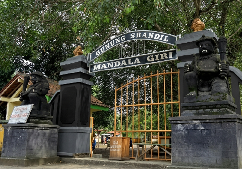 Gunung Srandil di Kabupaten Cilacap menjadi pusat perhatian utama karena menyimpan nilai sejarah dan spiritualitas yang tinggi. Gunung Srandil di Kabupaten Cilacap menjadi pusat perhatian utama karena menyimpan nilai sejarah dan spiritualitas yang tinggi.