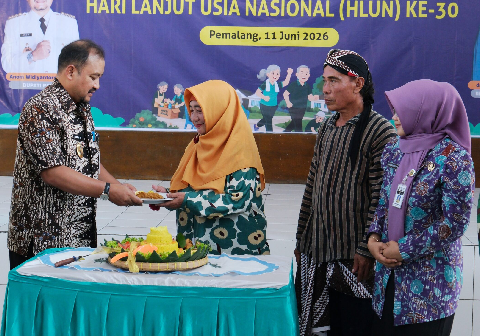 Bupati Pemalang Anom Widiyantoro menghadiri peringatan Hari Lanjut Usia Nasional (HLUN) ke-30 di Aula Rumah Pelayanan Sosial Bisma Upakara Pemalang, Kamis 11 Juni 2026 Bupati Pemalang Anom Widiyantoro menghadiri peringatan Hari Lanjut Usia Nasional (HLUN) ke-30 di Aula Rumah Pelayanan Sosial Bisma Upakara Pemalang, Kamis 11 Juni 2026