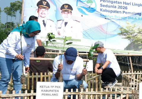 Bupati Pemalang Anom Widiyantoro memimpin aksi simbolis kerja bakti dan penanaman mangrove guna memperingati Hari Lingkungan Hidup Sedunia Tahun 2026.
