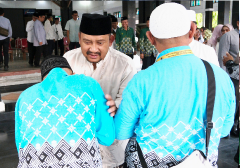 Bupati Pemalang Anom Widiyantoro menyambut kepulangan ratusan jemaah haji Kloter 9 dan Kloter 10 Kabupaten Pemalang, Minggu 7 Juni 2026.