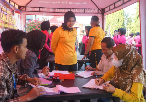 Kapolres Purbalingga, AKBP Anita Indah Setyaningrum, hadir bersama pejabat utama polres untuk mengikuti senam sekaligus mengecek langsung seluruh fasilitas operasional. Kapolres Purbalingga, AKBP Anita Indah Setyaningrum, hadir bersama pejabat utama polres untuk mengikuti senam sekaligus mengecek langsung seluruh fasilitas operasional.