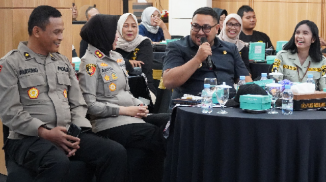 Kapolres Purbalingga AKBP Anita Indah Setyaningrum bersama Dewan Penasihat KBPP Polri Resor Purbalingga yang juga Wakil Bupati Purbalingga Dimas Prasetyahani serta Ketua KBPP Polri Resor Purbalingga, Erna Ramiyaningsih saat Silaturahmi KBPP Polri Resor Purbalingga di Aula Wicaksana Laghawa Polres Purbalingga, Kamis 25 Juni 2026.