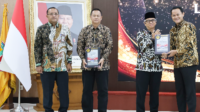 Kepala Perwakilan BPK Provinsi Jawa Tengah, Ahmad Luthfi, menyerahkan Laporan Hasil Pemeriksaan kepada Bupati Purbalingga, Fahmi Muhammad Hanif, di Kota Semarang, Kamis 11 Juni 2026 Kepala Perwakilan BPK Provinsi Jawa Tengah, Ahmad Luthfi, menyerahkan Laporan Hasil Pemeriksaan kepada Bupati Purbalingga, Fahmi Muhammad Hanif, di Kota Semarang, Kamis 11 Juni 2026