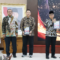 Kepala Perwakilan BPK Provinsi Jawa Tengah, Ahmad Luthfi, menyerahkan Laporan Hasil Pemeriksaan kepada Bupati Purbalingga, Fahmi Muhammad Hanif, di Kota Semarang, Kamis 11 Juni 2026 Kepala Perwakilan BPK Provinsi Jawa Tengah, Ahmad Luthfi, menyerahkan Laporan Hasil Pemeriksaan kepada Bupati Purbalingga, Fahmi Muhammad Hanif, di Kota Semarang, Kamis 11 Juni 2026