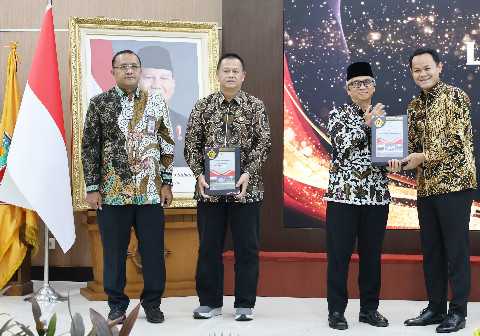 Kepala Perwakilan BPK Provinsi Jawa Tengah, Ahmad Luthfi, menyerahkan Laporan Hasil Pemeriksaan kepada Bupati Purbalingga, Fahmi Muhammad Hanif, di Kota Semarang, Kamis 11 Juni 2026 Kepala Perwakilan BPK Provinsi Jawa Tengah, Ahmad Luthfi, menyerahkan Laporan Hasil Pemeriksaan kepada Bupati Purbalingga, Fahmi Muhammad Hanif, di Kota Semarang, Kamis 11 Juni 2026
