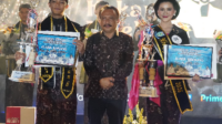 Ghaly Putra Hengkara Kakang Duta Wisata Purbalingga 2026 dan Yasmin Naafi Rasifa A Mbekayu Duta Wisata Purbalingga bersama Pelaksana Tugas (Plt) Kepala Instansi Pemuda, Olahraga dan Pariwisata Kabupaten Purbalingga, Tri Gunawan Setiadi usai malam Grand Final bertempat pada Erhanesia Convention Center, Minggu 28 Juni 2026.