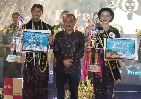 Ghaly Putra Hengkara Kakang Duta Wisata Purbalingga 2026 dan Yasmin Naafi Rasifa A Mbekayu Duta Wisata Purbalingga bersama Pelaksana Tugas (Plt) Kepala Instansi Pemuda, Olahraga dan Pariwisata Kabupaten Purbalingga, Tri Gunawan Setiadi usai malam Grand Final bertempat pada Erhanesia Convention Center, Minggu 28 Juni 2026.