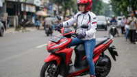 Salah satu metode paling efektif justru berada pada pergelangan tangan pengendara, yaitu teknik mengatur tarikan gas secara bijak.