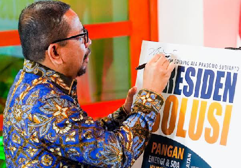 Kepala Badan Komunikasi Pemerintah (Bakom) RI, M. Qodari, saat meluncurkan buku berjudul "Presiden Solusi: Problem Solving Ala Prabowo Subianto" di University Club, Jakarta Selatan. Kepala Badan Komunikasi Pemerintah (Bakom) RI, M. Qodari, saat meluncurkan buku berjudul "Presiden Solusi: Problem Solving Ala Prabowo Subianto" di University Club, Jakarta Selatan.