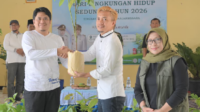 Kepala DPKPLH Kabupaten Banjarnegara, Herlina Indri Hastuti membersamai Wakil Bupati Banjarnegara Wakhid Jumali saat peringatan Hari Lingkungan Hidup di Desa Cendana