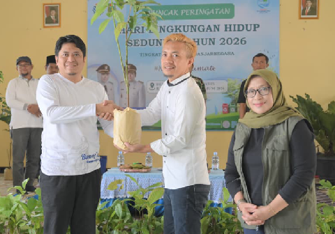Kepala DPKPLH Kabupaten Banjarnegara, Herlina Indri Hastuti membersamai Wakil Bupati Banjarnegara Wakhid Jumali saat peringatan Hari Lingkungan Hidup di Desa Cendana Kepala DPKPLH Kabupaten Banjarnegara, Herlina Indri Hastuti membersamai Wakil Bupati Banjarnegara Wakhid Jumali saat peringatan Hari Lingkungan Hidup di Desa Cendana