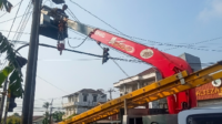 Tim Dinhub Datang Purbalingga Terang dari Dinhub Kabupaten Purbalingga sedang memperbaiki lampu penerangan jalan umum (LPJU) di Jalan Letkol Isdiman Purbalingga atau Prapatan Banteng
