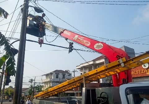 Tim Dinhub Datang Purbalingga Terang dari Dinhub Kabupaten Purbalingga sedang memperbaiki lampu penerangan jalan umum (LPJU) di Jalan Letkol Isdiman Purbalingga atau Prapatan Banteng Tim Dinhub Datang Purbalingga Terang dari Dinhub Kabupaten Purbalingga sedang memperbaiki lampu penerangan jalan umum (LPJU) di Jalan Letkol Isdiman Purbalingga atau Prapatan Banteng