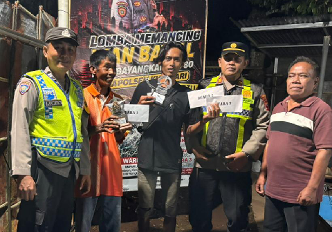 Kapolsek Kutasari, AKP Heru Riyanto Bersama para peserta mengadakan lomba memancing ikan bawal dalam rangka memperingati Hari Bhayangkara ke-80 tahun 2026, Sabtu 6 Juni 2026 malam. Kapolsek Kutasari, AKP Heru Riyanto Bersama para peserta mengadakan lomba memancing ikan bawal dalam rangka memperingati Hari Bhayangkara ke-80 tahun 2026, Sabtu 6 Juni 2026 malam.