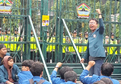 Mahasiswa menggelar demonstrasi bertajuk “Peringatan Darurat Indonesia Sekarat, Rakyat Menggugat” tepat depan kantor Gubernur Jawa Tengah, Semarang, Jumat 12 Juni 2026 Mahasiswa menggelar demonstrasi bertajuk “Peringatan Darurat Indonesia Sekarat, Rakyat Menggugat” tepat depan kantor Gubernur Jawa Tengah, Semarang, Jumat 12 Juni 2026