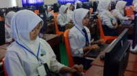 Siswa SMP di Purbalingga sedang mengoperasikan computer. Foto: tabloidelemen.com_Mahendra Yudhi Krisnha