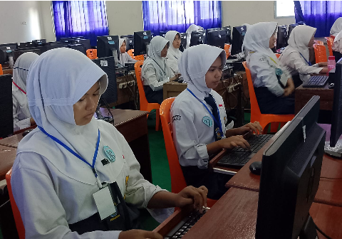 Siswa SMP di Purbalingga sedang mengoperasikan computer. Foto: tabloidelemen.com_Mahendra Yudhi Krisnha Siswa SMP di Purbalingga sedang mengoperasikan computer. Foto: tabloidelemen.com_Mahendra Yudhi Krisnha