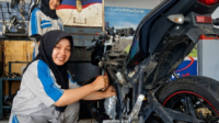 Erliana Aprilia Nur Khasanah dan Juwita Kumala Sari, siswi kelas XI Jurusan Teknik Sepeda Motor (TSM) Sekolah Menengah Kejuruan (SMK)  Negeri Kaligondang saat menjalani praktik kerja lapangan (PKL) pada Bengkel Isdiman Motor Purbalingga.
