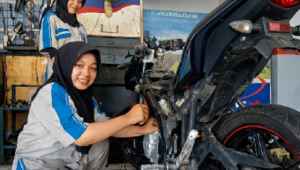 Erliana Aprilia Nur Khasanah dan Juwita Kumala Sari, siswi kelas XI Jurusan Teknik Sepeda Motor (TSM) Sekolah Menengah Kejuruan (SMK)  Negeri Kaligondang saat menjalani praktik kerja lapangan (PKL) pada Bengkel Isdiman Motor Purbalingga.