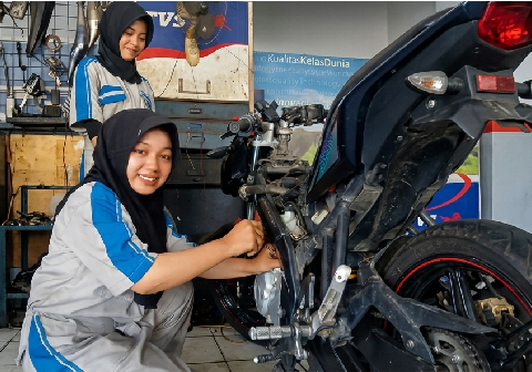 Erliana Aprilia Nur Khasanah dan Juwita Kumala Sari, siswi kelas XI Jurusan Teknik Sepeda Motor (TSM) Sekolah Menengah Kejuruan (SMK) Negeri Kaligondang saat menjalani praktik kerja lapangan (PKL) pada Bengkel Isdiman Motor Purbalingga. Erliana Aprilia Nur Khasanah dan Juwita Kumala Sari, siswi kelas XI Jurusan Teknik Sepeda Motor (TSM) Sekolah Menengah Kejuruan (SMK) Negeri Kaligondang saat menjalani praktik kerja lapangan (PKL) pada Bengkel Isdiman Motor Purbalingga.