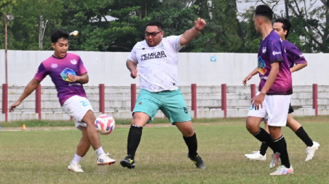 Tim PS Pemda yang berisi unsur pemerintahan sukses mengamankan kemenangan tipis 3-2 atas tim Erdigma FC, yaitu jajaran PT Erhanesia Digima Mukitama (Erdigma) di Stadion Gelora Goentoer Darjono, Jumat 26 Juni 2026