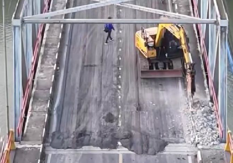 Pelaksana proyek mempercepat proses pergantian plat lantai Jembatan Serayu demi meminimalkan dampak penutupan jalur bagi masyarakat. Pelaksana proyek mempercepat proses pergantian plat lantai Jembatan Serayu demi meminimalkan dampak penutupan jalur bagi masyarakat.