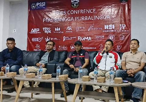 Manajer Persibangga, Uut Triyas Yanuar mengumumkan pergantian posisi tersebut melalui taklimat Bersama wartawan di Sasana Krida Perwira Kompleks Stadion Goentoer Darjono Purbalingga, Rabu 3 Juni 2026. Foto: Yoga Tri Cahyono_tabloidelemen.com. Manajer Persibangga, Uut Triyas Yanuar mengumumkan pergantian posisi tersebut melalui taklimat Bersama wartawan di Sasana Krida Perwira Kompleks Stadion Goentoer Darjono Purbalingga, Rabu 3 Juni 2026. Foto: Yoga Tri Cahyono_tabloidelemen.com.