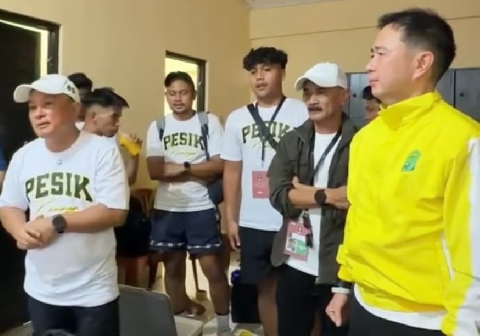 Bupati Kuningan, Dian Rachmat Yanuar hadir langsung memberikan dukungan bersama Sekretaris Daerah Uu Kusmana beserta sejumlah kepala perangkat daerah saat laga pamungkas Grup Q putaran 32 besar Liga 4 Nasional Piala Presiden 2026 Persibangga melawan PESIK Kuningan di Stadion Gelora Goentoer Darjono, Senin 15 Juni 2026 Bupati Kuningan, Dian Rachmat Yanuar hadir langsung memberikan dukungan bersama Sekretaris Daerah Uu Kusmana beserta sejumlah kepala perangkat daerah saat laga pamungkas Grup Q putaran 32 besar Liga 4 Nasional Piala Presiden 2026 Persibangga melawan PESIK Kuningan di Stadion Gelora Goentoer Darjono, Senin 15 Juni 2026