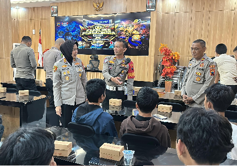 Kapolres Purbalingga, AKBP Anita Indah Setyaningrum, usai secara resmi turnamen Mobile Legends Kapolres Cup 2026 dalam memperingati Hari Bhayangkara ke-80di Aula Wicaksana Laghawa Mapolres Purbalingga, Selasa 16 Juni 2026 Kapolres Purbalingga, AKBP Anita Indah Setyaningrum, usai secara resmi turnamen Mobile Legends Kapolres Cup 2026 dalam memperingati Hari Bhayangkara ke-80di Aula Wicaksana Laghawa Mapolres Purbalingga, Selasa 16 Juni 2026
